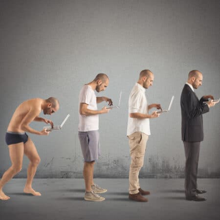 Männer halten Laptop und stellen Evolutionslinie nach - Geschichte des Internets Header