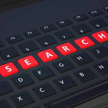 Beitrag Keywords und SEO - Headerbild - eine Tastatur mit roten Tasten mit Text Search