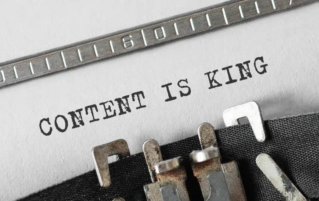 Schreibmaschinen-Text Content ist King als Metapher für gutes Content Marketing
