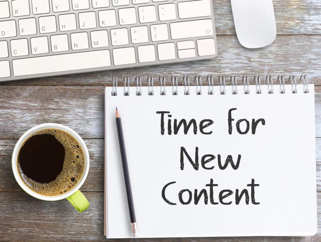 Time for New Content Schrift auf Tisch mit Kaffee und Tastatur - Content Marketing